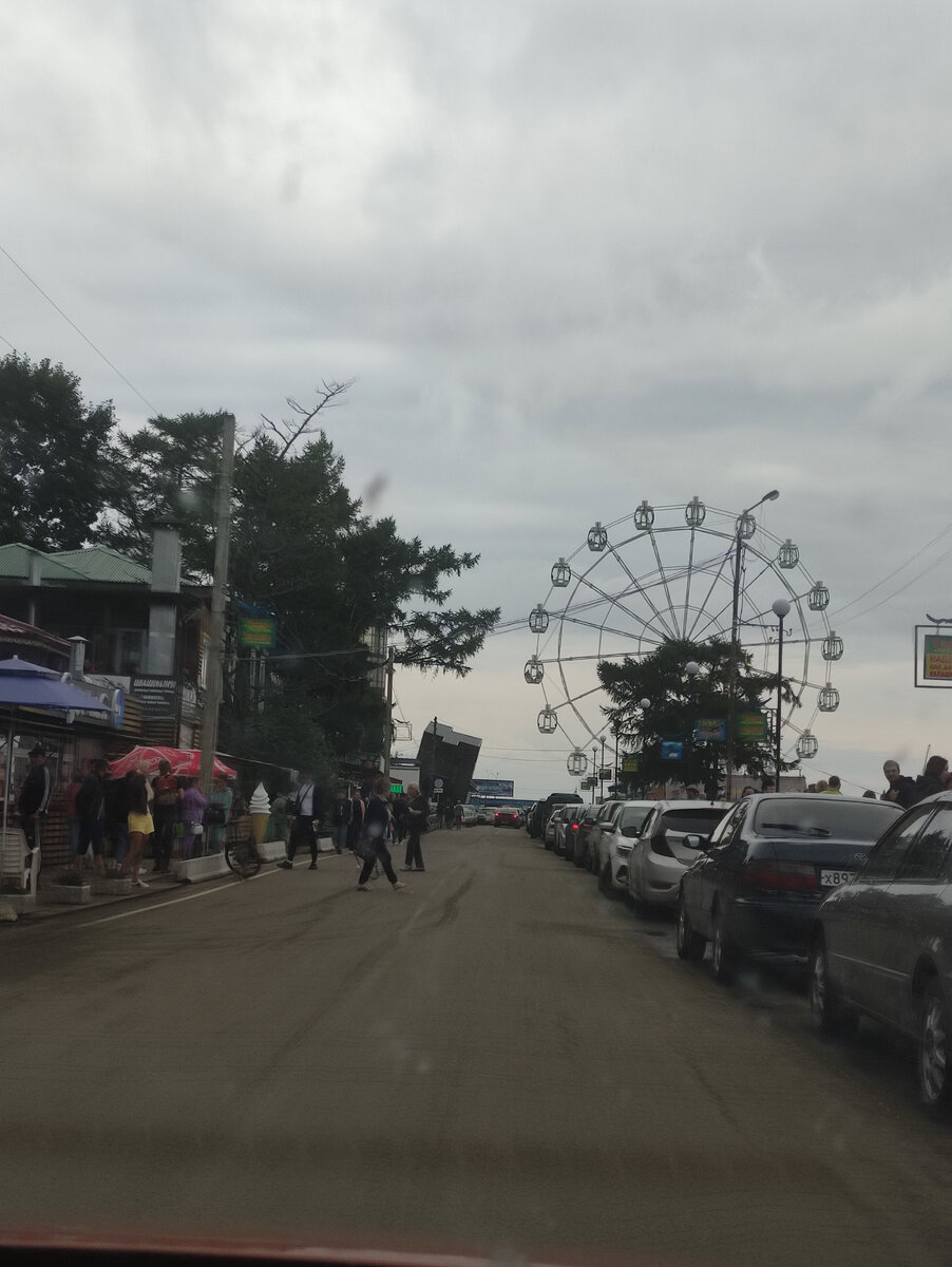 Вот так выглядит Листвянка. Всё смешалось. Люди, торговля, машины, колесо обозрения.... Всё что угодно, но только не Байкал. 