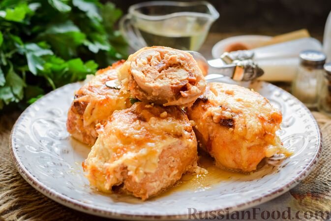 куриное филе, помидоры, сыр твёрдый, сметана, майонез, чеснок, масло растительное, соус соевый, сок лимона, паприка молотая, соль, перец чёрный молотый