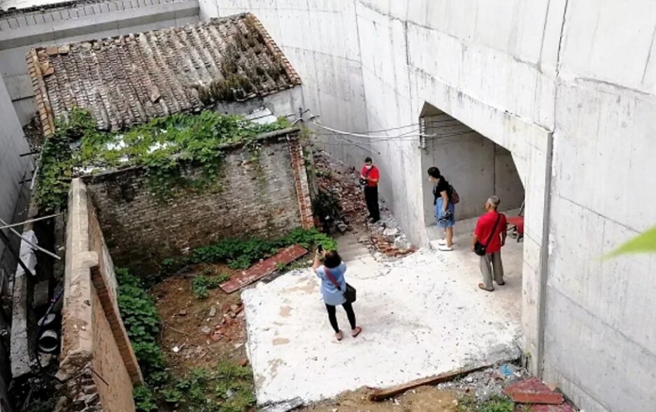 Timp de 10 ani, această femeie a fost convinsă de autorități și constructori. S-au oferit să ramburseze costul micului ei de 40 mp. casa este de câteva ori mai mare în metri. Da, ceea ce înseamnă de câteva, de zeci de ori mai mult.-2