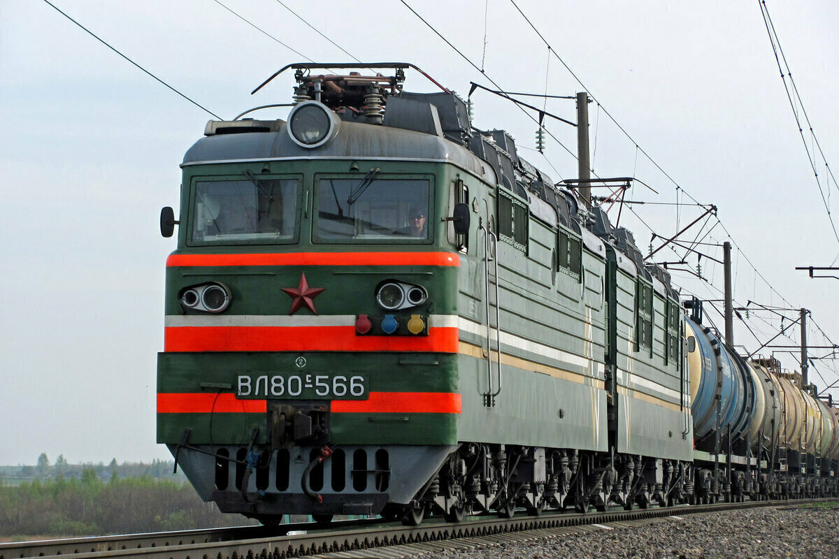 Моя первая фотография белорусского ВЛ80С на перегоне. Как видите, не представляет никакой ценности, ещё и хвост поезда отрезан, а это не православно!