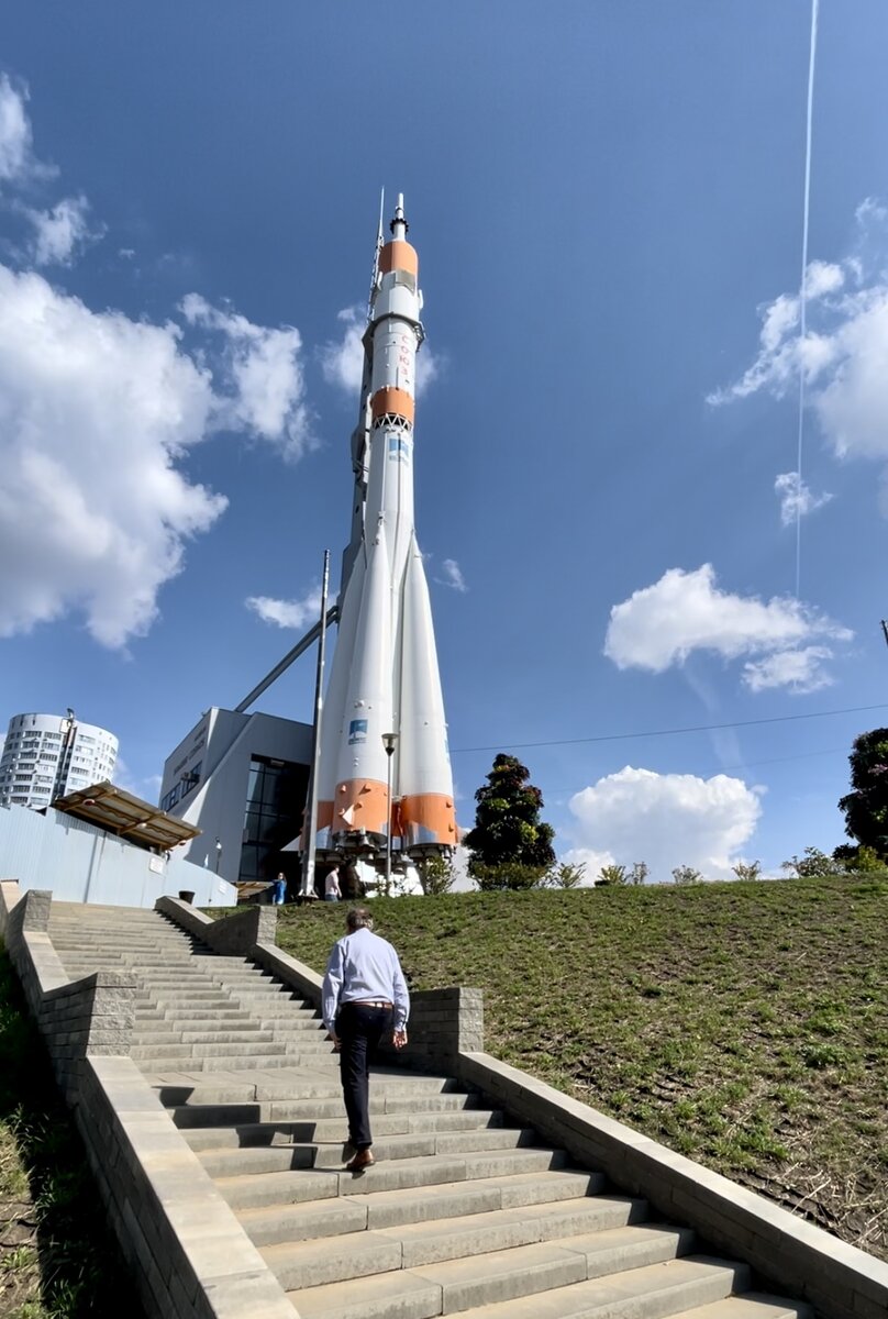 Ракета настоящая, но в космосе не была - запасная.