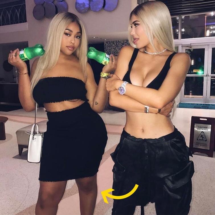 Джордин Вудс опубликовала фото со своей подругой Кайли Дженнер, но пользователи быстро указали на искривленный пол под ногой девушки