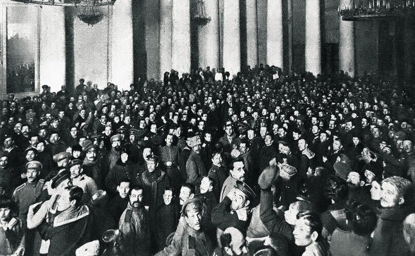 Люди у Таврического дворца после Петроградской конференции, 27 февраля 1917 года