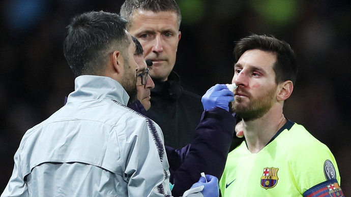 Месси оказывают помощь после столкновения с Крисом Смоллингом