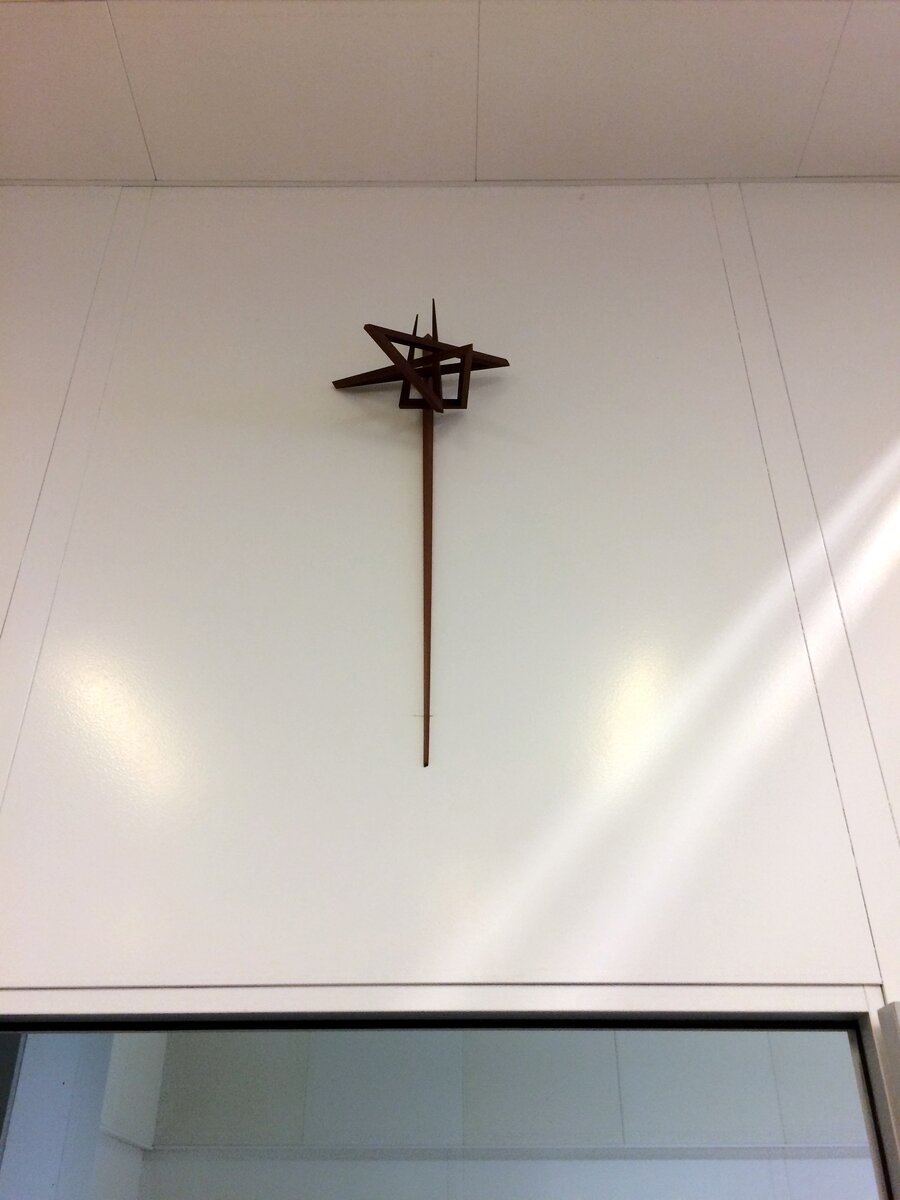 Муж предположил, что это шпажка для еды. Одно время он работал в столовой областной администрации, и там, когда нужно было сервировать стол для губернатора, использовали исключительно шпажки с таким затейливым набалдашником