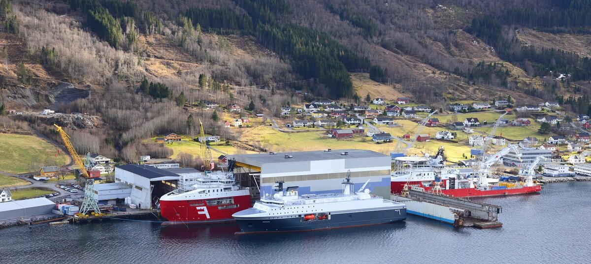 FS 'Marjata' у стенки завода Vard Langsten в 2015 году.