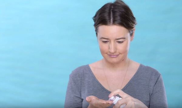 Нанесение сыворотки на кожу