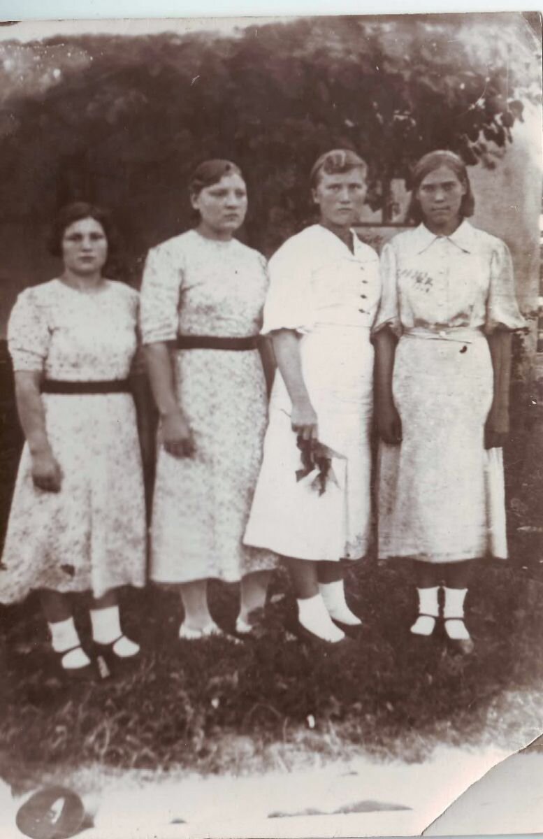 Ксения Константинова (вторая справа) в фельдшерско-акушерской школе