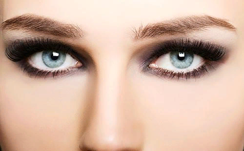  1 Объем. Желаете сделать взгляд более выразительным? Используйте соответствующий тип туши, наносить который необходимо следующим образом: красьте ресницы по направлению от корней к кончикам. Окрашивание необходимо начинать с внутренних уголков глаз, постепенно двигаясь по направлению к вискам. 
 2 Прочесывание. Не хотите, чтобы тушь ложилась комочками, а реснички слипались? Хорошо прочешите их щеточкой не только с внутренней стороны, но и с наружной. Так вы сможете не только избавиться от излишков средства, но и сделаете взгляд более выразительным.                                                                                                                                                 
 3 Уголки глаз. Не знаете, как красить ресницы, чтобы они были длинными даже в уголках глаз? Используйте щеточку с короткими тонкими щетинками. При прокрашивании постарайтесь как можно шире раскрывать глаза.                                                                                
 4 Расчески для ресниц. Если используемое косметическое средство имеет жидкую консистенцию, воспользуйтесь специальной расческой для ресниц, которые используют профессиональные визажисты. Нанесите тушь у основания ресниц и аккуратно растяните ее по всей длине волосков сухой расческой.                                                                 
 5 Цвет. Довольно часто обладательницы волос цвета блонд используют для макияжа глаз угольно-черную тушь, из-за чего выглядят несколько вульгарными. Сделать макияж более естественным помогут оттеночные туши, которые подчеркнут естественную красоту лица.                                                                                                                                                     
  6 Знайте меру. Как красить ресницы, чтобы они не слипались? Ответ прост — не наносите слишком много слоев. Для дневного макияжа глаз вполне достаточно нанести 1-2 слоя туши, а для вечернего — 3-4 или использовать накладные реснички. Накладывать очередной слой необходимо, не дожидаясь полного высыхания предыдущего.                  
  7 Красивый изгиб. Чтобы придать ресницам изящную форму, воспользуйтесь щипчиками для завивки ресниц, которые необходимо использовать перед нанесением туши. Кстати сама тушь должна быть обязательно снабжена щеточкой с подкручивающим эффектом. 
  8 Длина. Как правильно красить глаза тушью, чтобы ресницы были длинными? Прокрасьте верхние и нижние волоски, а затем припудрите их рассыпчатой пудрой. Последующие слои наносите зигзагообразными движениями. 
                                                                                                                                                                                      
   Важно помнить, что наносить тушь необходимо только на чистые реснички, иначе вы рискуете получить неопрятный макияж, который быстро осыпется. 

Базовые техники                                                                                                                                  
   1 Существует две основные техники, как красить ресницы тушью, чтобы получить красивый завораживающий взгляд. Сделать это можно самостоятельно, в домашних условиях. При нанесении туши, щеточкой совершают зигзагообразные движения по направлению от корней к кончикам ресничек. Завершая мазок, зафиксируйте щеточку на пару секунд. Описанная техника нанесения позволяет сделать ресницы более объемными, а взгляд открытым.                                                                                                                              
  2 Обмакните щеточку в тушь и поднесите как можно ближе к ресницам. Затем начните моргать. Такой способ поможет создать естественный макияж без комочков. Необходимо отметить, что такая техника применима только для ресниц, расположенных на верхних веках. 
