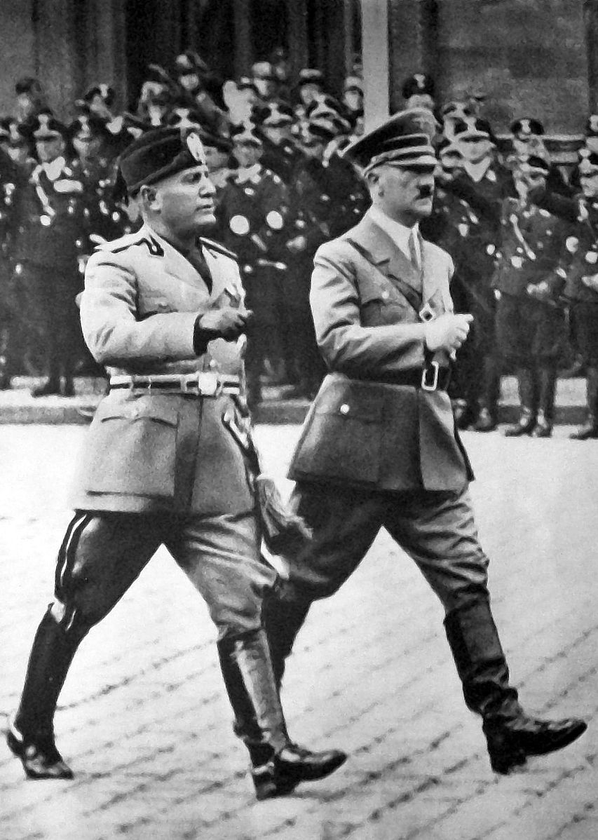Муссолини и Гитлер шагают. Источник: https://commons.wikimedia.org/wiki/File:Mussolini_a_Hitler_-_Berlín_1937.jpg