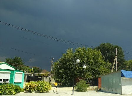 Межводное. Дождь так и не пошел. Тучка прошла рядом. Очень типично для этого места.