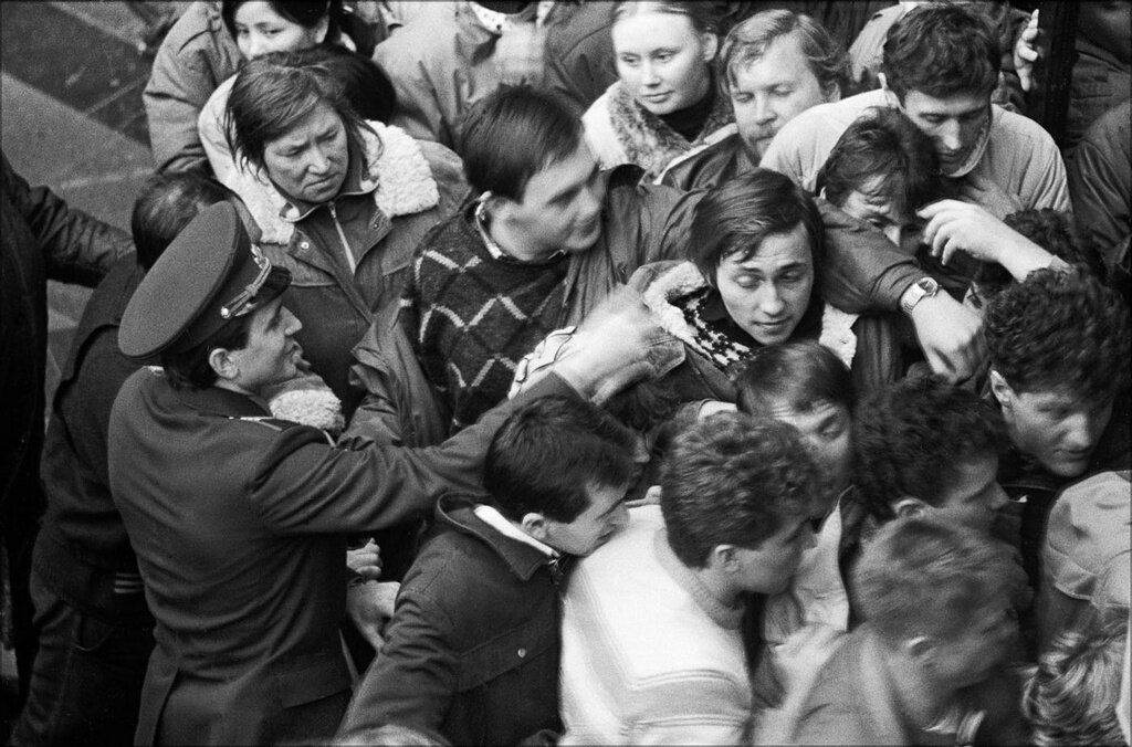 ГУМ. Очередь за дефицитным товаром, Игорь Стомахин, 22 марта 1990 года, Москва, из архива Игоря Стомахина. 