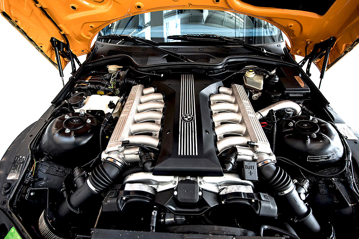 Бмв v16. BMW 7 v12. Мотор v12 БМВ. BMW v12 engine. Мотор v12 БМВ е65.