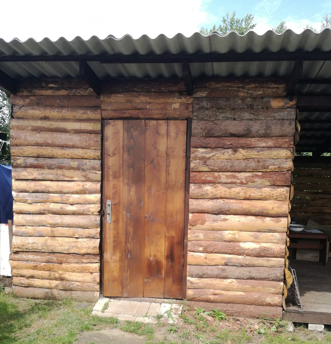 При строительстве горбыль не ошкуривали, потихоньку занимаемся этим сейчас