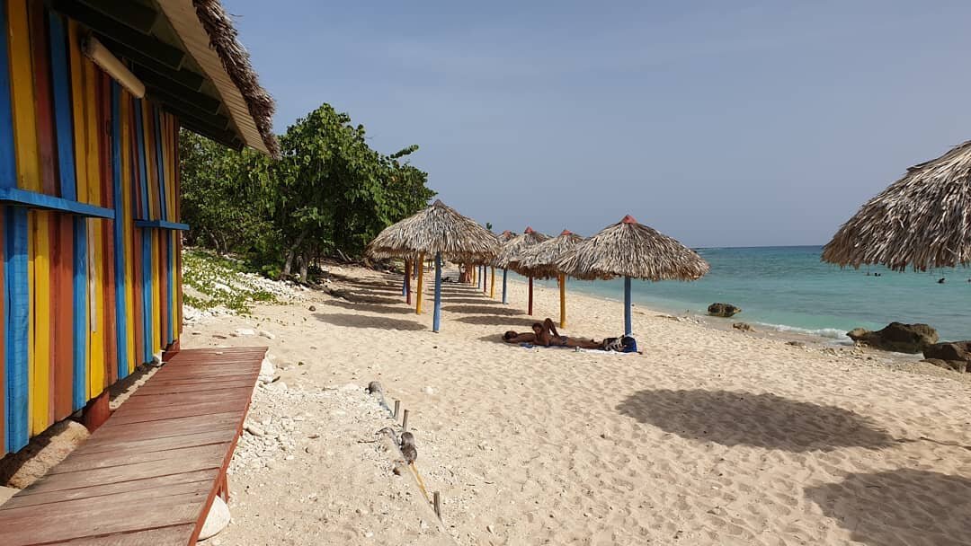 Пляж Плайя Анкон (Playa Ancón) 

