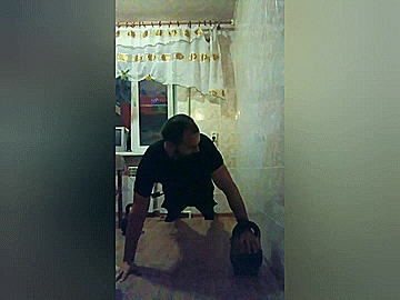 Чтобы больше работали именно грудные  мышцы (а не дельты), при занятии положения упора подайте корпус немного вперед (когда вы стоите на выпрямленных руках, ядро гири должно находиться на одной линии  с нижней частью груди). Если у Вас недостаточно эластичные плечи, на первое время замените это упражнение простыми отжиманиями.  