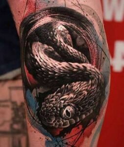 Значение татуировки змея на ноге