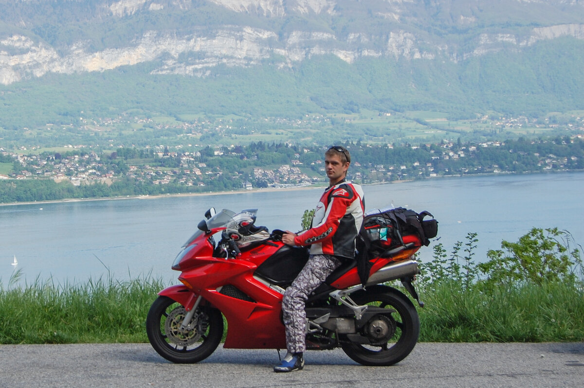 Мой верный друг Honda VFR800. Кстати тоже май, только год 2008