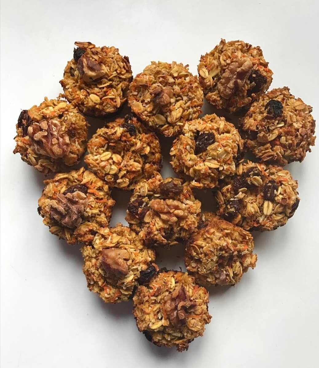 Морковно-овсяные пирожные 😍😍😍
И снова это быстро, вкусно и просто. 
Овсяные хлопья (лучше быстрого приготовления, они тоньше)
Кокосовое молоко
Кокосовая стружка
Тертая морковь 
Мед
Грецкий орех
Корица молотая
Мускатный орех молотый
Изюм (сушеная клюква)
Немного ванили

Хлопья замочить в кокосовом молоке на 15 минут, затем отжать и переложить в миску
Добавить все остальные ингредиенты, перемешать 
Сформировать шарики
Запекать в разогретой духовке, при 180 градусах, 10 минут 
Приятного аппетита