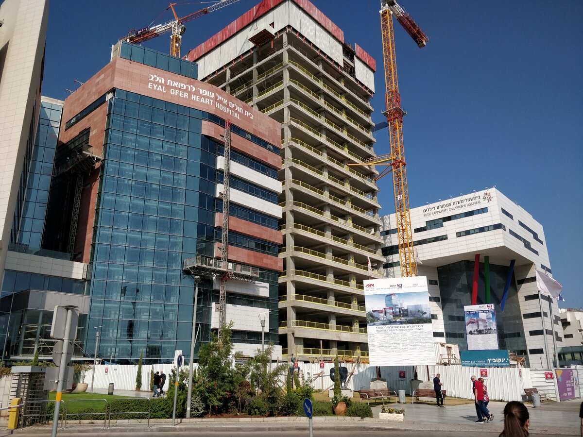 Стройка вовсю мощь. Это не мешает больнице нормально работать.