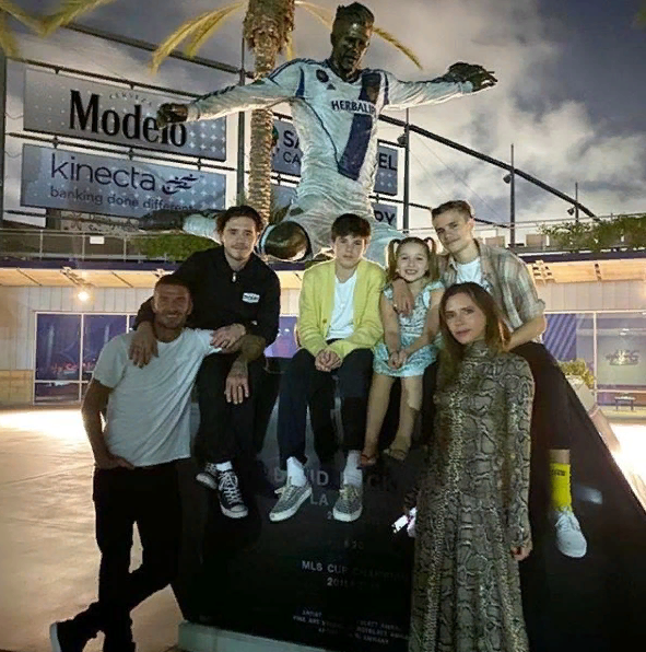 Семья Бекхэмов на фоне памятника. Источник: https://www.instagram.com/davidbeckham/