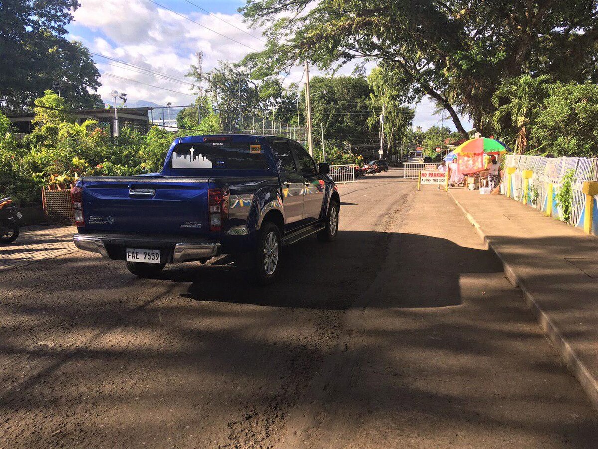 Забор на заднем плане.