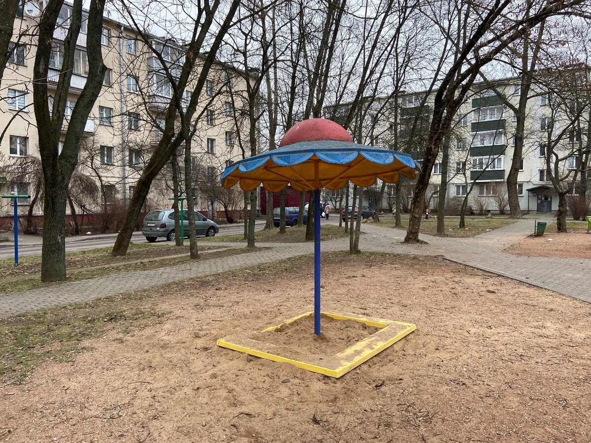 Умиляюсь видам обычной детской площадки в Беларуси. Показываю, что меня зацепило