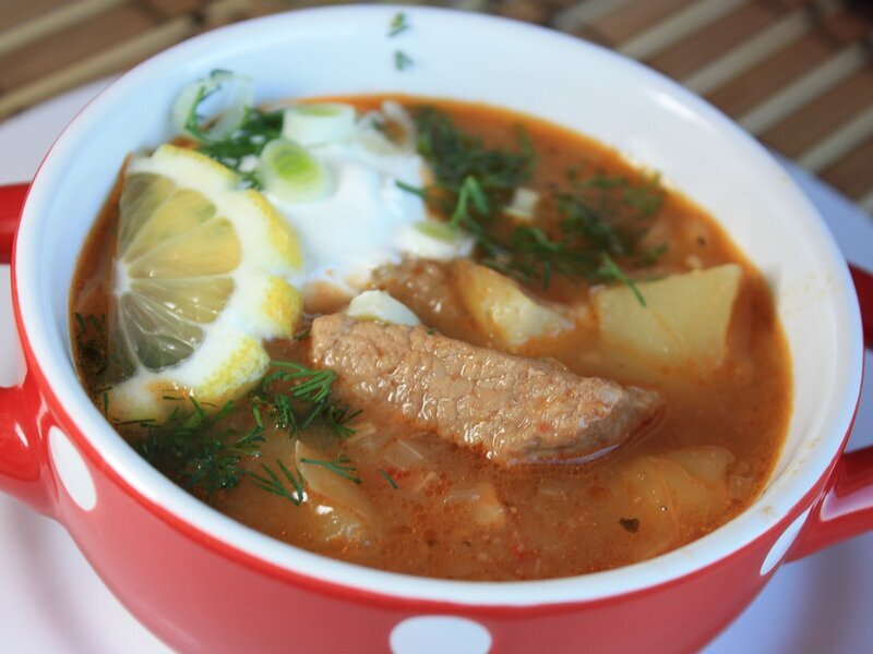  Суп-гуляш по-тирольски - традиционное венгерское блюдо, в состав которого входят обжаренные кусочки мяса с луком, картофель с томатной пастой, капуста.