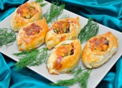 Ингредиенты:

• Тесто слоеное – 650 г;
• Пюре – 250 г;
• Мясо (свинина или говядина, можно курицу) – 150 г;
• Лук – 1 шт;
• Солёные огурцы – 2 шт;
• Яйцо – 1 шт.
