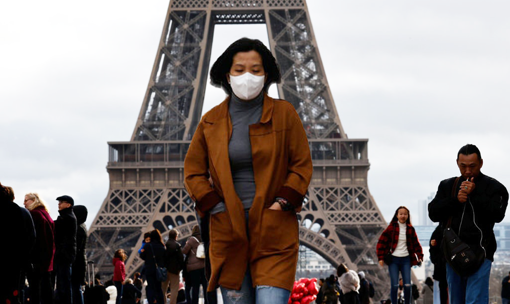 На фоне Эйфелевой башни