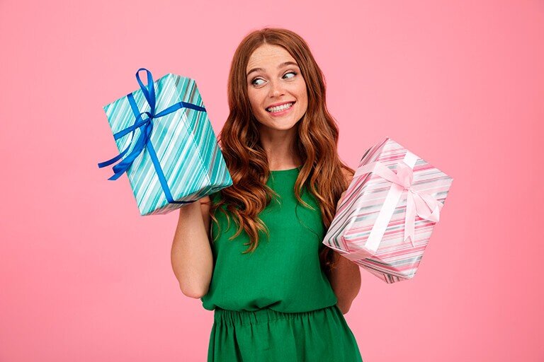 Девушка со смартфоном. Фотосессия в торговом центре. Заказа и его девушка. Девушка шоппинг. Девушка с пакетами.