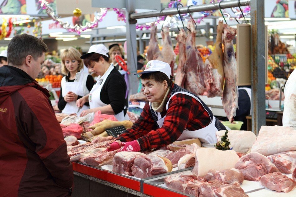 Мясной рынок. Свинина на прилавке. Мясной прилавок на базаре.