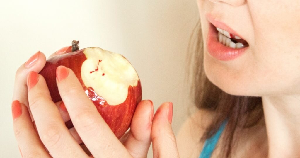 Способы устранить кровоточность десен в домашних условиях.