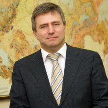 Кирилл Янков, председатель Союза пассажиров России рассказал, какую опасность представляет эта ситуация для обычных людей — пассажиров: «Союз пассажиров выступает, прежде всего, за безопасность общественного транспорта, и в связи с этим хотел бы отметить, что утомленный водитель за рулем — одна из причин дорожно-транспортных происшествий с пассажирскими автобусами, и мы, в принципе, поддерживаем внедрение технических средств, препятствующих засыпанию и контролирующих состояние здоровья водителей. Справедливости ради нужно добавить, что в Москве такие меры могут казаться излишними — ДТП по вине уснувшего водителя чаще встречаются на междугородних рейсах и междугородних заказных перевозках. Для городских автобусов, которые обслуживает «Мосгортранс», это нехарактерно. Конечно, система «Антисон», если она устанавливается на автобусах, должна иметь санитарно-гигиенический сертификат и пройти необходимые испытания, которые бы гарантировали ее безопасность для водителей. Водить автобус в таком состоянии, с жалобами на головные боли и ухудшением зрения —  небезопасно как для самого водителя, так и для пассажиров, поэтому необходимо дополнительно проверить систему на соответствие нормам.