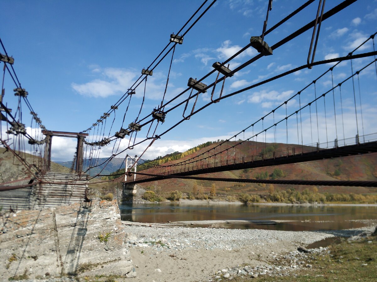 Разрушенный мост, напоминание о советском государстве.  