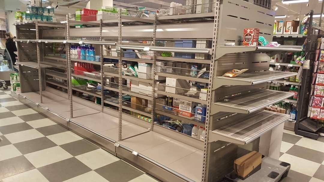 Пустые полки в норвежских магазинах в день, когда объявили карантин. Фото Анны Калининой