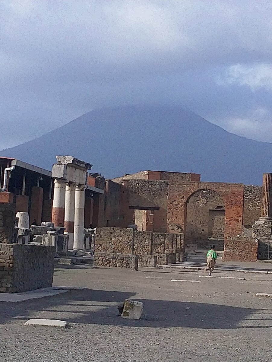 Везувий (итал - Vesuvio) — действующий вулкан на юге Италии, примерно в 15 км от Неаполя. Расположен на берегу Неаполитанского залива в провинции Неаполь, регион Кампания. Входит в Апеннинскую горную систему, имеет высоту 1281 м