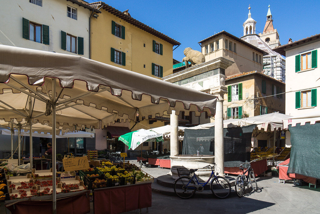  Piazza della Sala . Обычно это такНа piazza della Sala разворачивается классный продуктовый рынок
Одна из старейших площадей Пистойи. В центре - Колодец Львёнка, Il Pozzo del Leoncino. Этот колодец существует по крайней мере с 9-го века, статуя львёнка с гербом города под левой лапой установлена в 1529 году. 