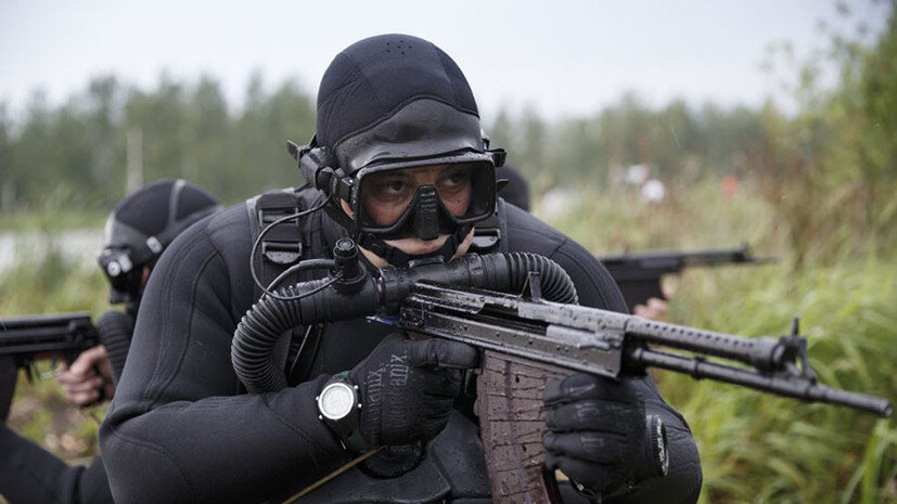 Боевой пловец на учениях.