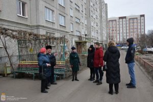 Администрация  Шадринска продолжает работу с обращениями граждан. Сегодня  представители СМИ совместно с и.о. руководителя  административно-технической инспекции Георгием Полозовым и ведущим  инспектором комитета городского хозяйства Анной Брюховой проверили  состояние придомовых территорий, откуда поступали жалобы в муниципалитет  и газету «Исеть» на этой неделе.