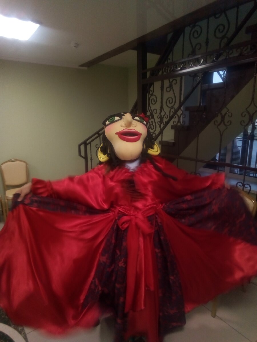 Встречались с девушкой уже 2 года, был секс и все дела. Девушка была большим экспериментатором и предложила попробовать как-то раз БДСМ. К процессу я подошел вдумчиво, изучил методики связывания шибари и решили начать. Сходили в ресторан поели суши, вернулись домой и начали процесс. Я минут 15 ее связывал, все по правилам, связал очень основательно. Руки за спиной, ноги связал вместе и подтянул их коленями к животу и так привязал.

Как только я был готов начать, у девушки забурлило в животе, изменилось лицо и она чуть ли ни крикнула: в туалет, быстро. Я понял что не успею ее развязать и мне придется ее нести. Она у меня маленькая – 155 см ростом и 40 кг весом. Я взвалил ее на плечо жопой вперед и понес. И тут началось. Она сдерживалась из последних сил, но когда я шел по коридору то подскользнулся на журнале, который лежал на полу и еле сохранил равновесие, но ей этого хватило и от испуга она дристанула прямо в потолок. Дело было в дачном доме, потолки у нас невысокие около 220 см. После этого прорыв оказался фатален, она начала дристать струей жидкого поноса.

Я как увидел, во мне что-то переклинило, я вообразил себя солдатом армии США, несущего демократию в Ирак, а девушка типа базука на плече и я начал крутиться во все стороны. Мимо пробегал наш персидский кот, я направил жопу на него и кот оказался качественно обосран. От этого он перепугался и начал бегать по дому как сумасшедший, весь в говне, и оставлять за собой коричневую дорожку. Девушка завизжала, что я делаю, потом я не устоял, подскользнулся на жидком говне и упал. В полете я попытался ее поставить, а сам упал на пол, прямо в лужу говна. Девушка же упала на меня, жопой на лицо и в в момент приземления она сиранула мне прямо на глаза. Картина маслом – я лежу на полу, весь в говне, потолок в говне, по квартире бегает пушистый кусок говна, уже пробежал по белой кровати, запрыгнул на подоконник и упал вниз, запрыгнул на стол и т.д. На мне барахтается связанная девушка, относительно чистая и орет матом. Я начинаю ржать.

Потом было развязывание, долгое мытье в душе, ловля обосранного кота и его тщательное мытье и стрижка, еще более долгие уборка и проветривание дома. С девушкой не расстались, вспоминаем об этом с смехом и можем повторить