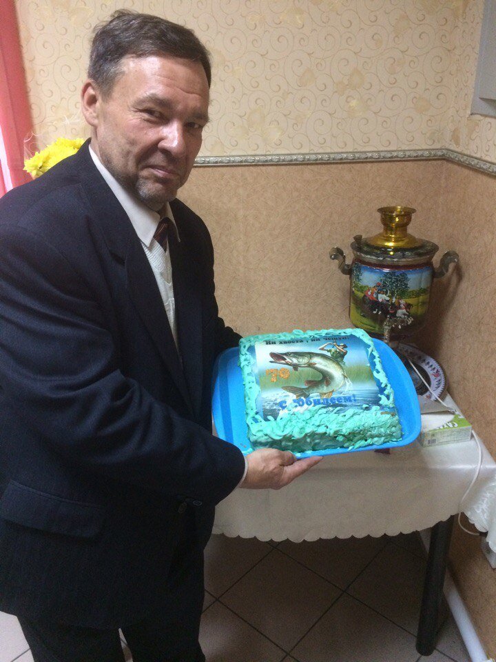 Торт - отличный подарок на любой праздник.