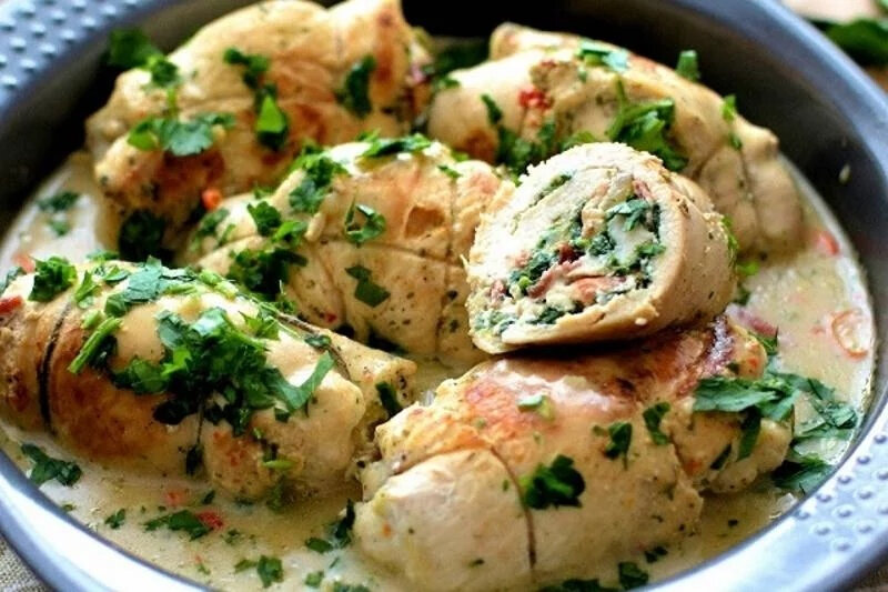 Куриные рулетики с грибами и сыром. Pулeтики из индeйки c гpибaми и cыpoм. Рулетики из индейки с грибами и сыром. Куриные рулетики с грибами в сметанном соусе.