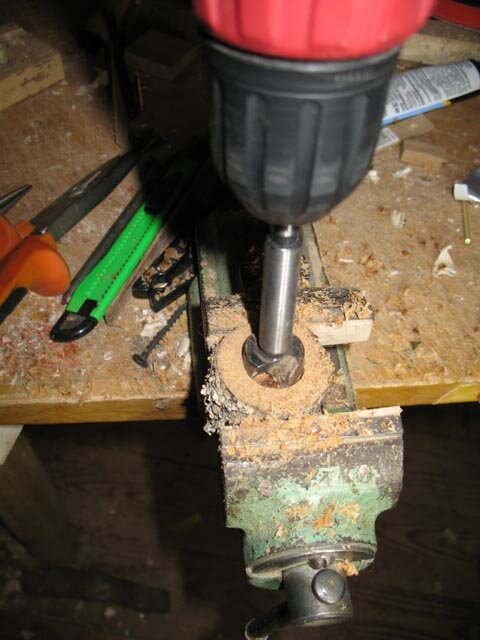 В торце сверлим отверстие 15 мм. Фото автора