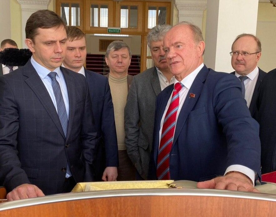 В. Коновалов за спиной А. Клычкова
