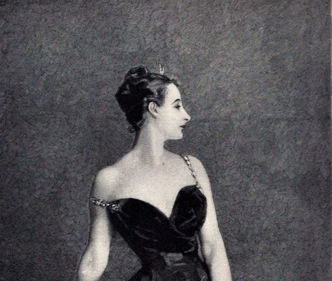 Фрагмент фотографии первоначального варианта портрета - бретелька спущена