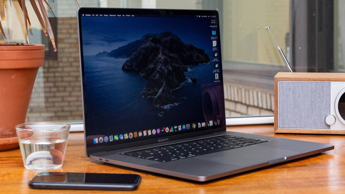 Последнее поколение MacBook Pro вышло относительно недавно - в мае-июне 2019 года. Фактически, это было дежурное обновление модели 18-го года, получившее ряд небольших нововведений. А вот настоящей новинкой должна стать модель 2020 модельного года.