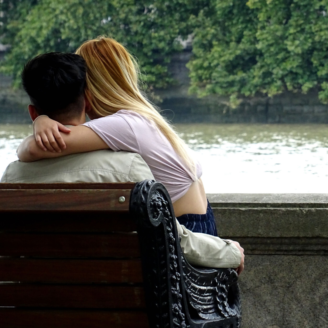 Парень и девушка. Сидят в обнимку. Объятия влюбленных. Обнимашки людей. Сидеть в обнимку.