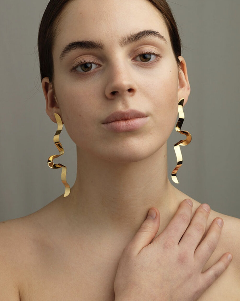 Яркие серьги. Модные серьги. Модные золотые серьги. Массивные украшения на моделях показа мод. Яркие серьги.