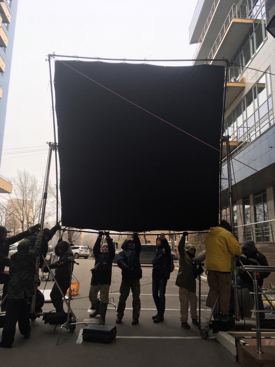 Сильный, шквалистый ветер начал валить флаг, все члены команды побежали удерживать эту конструкцию, если бы она завалилась, то проблемы были бы у всей команды.